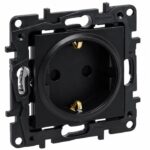 Legrand 863520 Niloé Step 2P+F csatlakozóaljzat (rugós) biztonsági zsaluval fekete